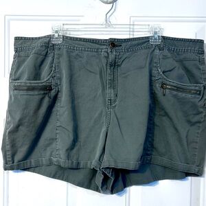 Army green Cato women’s shorts, size 24W